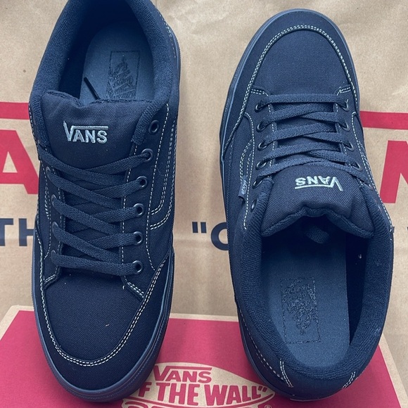 Vans Men’s Bearcat (Canvas) Black/Black
VN000DT2186
Sneakers - Picture 5 of 16